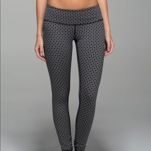 Lululemon black/silver Wunder Under pants